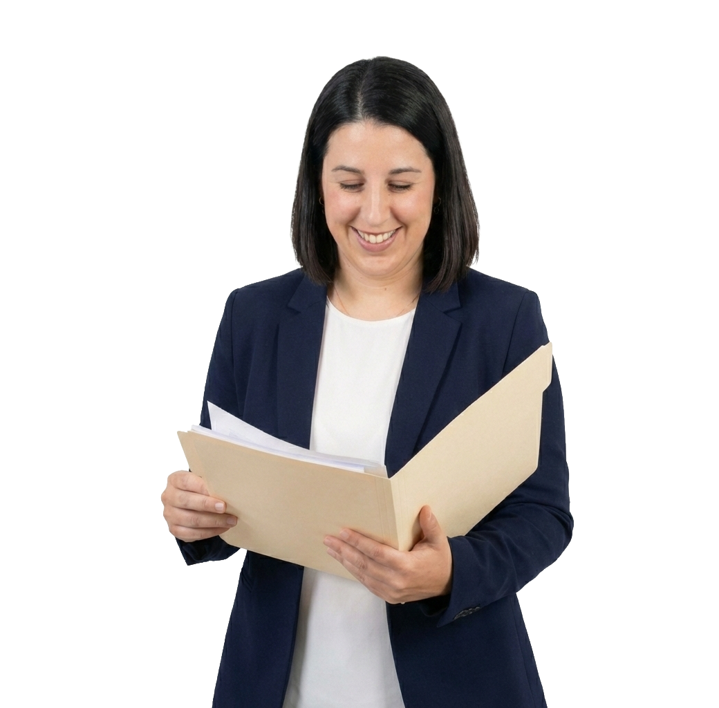 Mujer con carpeta en las manos.